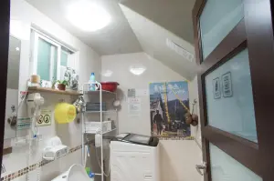 ▲台東波尼多小旅宿遭旅客踢爆,在浴室發現偽裝成夜燈的偷拍針孔。(圖/翻攝自訂房網) ▲台東波尼多小旅宿遭旅客踢爆,在浴室發現偽裝成夜燈的偷拍針孔。(圖/翻攝自訂房網)