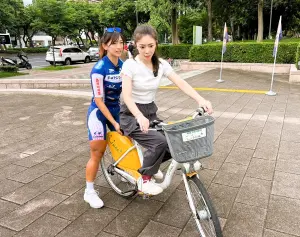 ▲黃亭茵指導主播馬湘瑩騎車。（圖／記者廖聿偉攝）