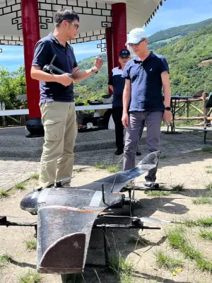 ▲金屬中心副組長楊光勳向副署長林俊秀說明無人機多機編隊運行方式。(圖/金屬中心提供) ▲金屬中心副組長楊光勳向副署長林俊秀說明無人機多機編隊運行方式。(圖/金屬中心提供)