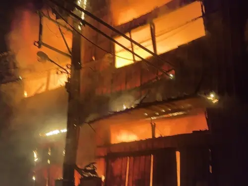 三峽泡棉工廠驚傳火警！烈焰照亮漆黑夜空　上百名消防員全力灌救
