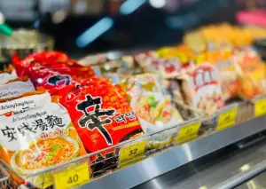 ▲家樂福「代客煮」服務的泡麵價格與賣場內同步,因此相較「無人泡麵店」要划算許多。(圖/家樂福) ▲家樂福「代客煮」服務的泡麵價格與賣場內同步,因此相較「無人泡麵店」要划算許多。(圖/家樂福)