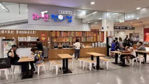 ▲其實在家樂福桃園經國店的賣場裡,也能看到「無人泡麵店」的蹤跡。(圖/家樂福) ▲其實在家樂福桃園經國店的賣場裡,也能看到「無人泡麵店」的蹤跡。(圖/家樂福)