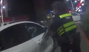 高雄左營驚傳槍響!毒品男持長鋸揮舞、衝撞襲警 遭圍捕壓制送辦