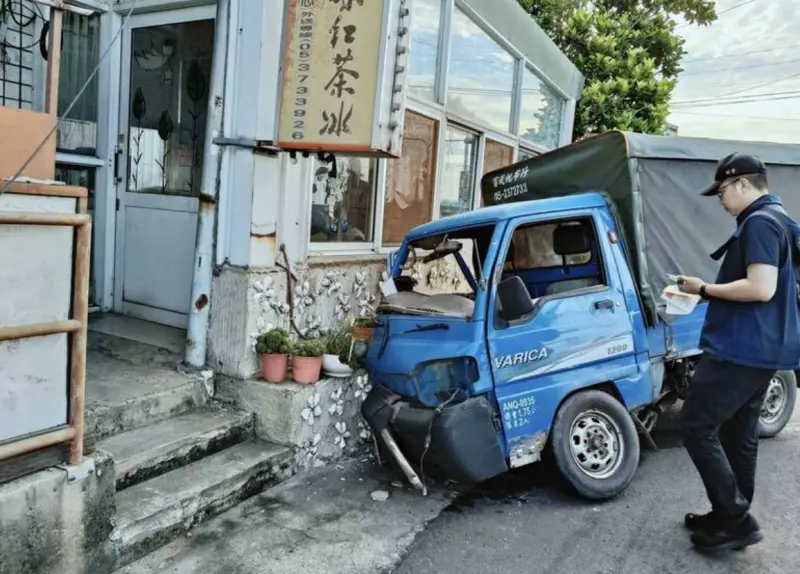 ▲18日清晨，嘉義東石鄉發生嚴重車禍，一台銀色廂型車與一台藍色貨車碰撞，2名男性駕駛傷重送醫搶救，詳細事故原因還有待釐清。（圖／翻攝畫面）