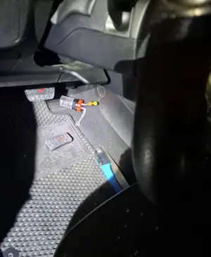 ▲警方在何男車上起出毒品吸食器、長鋸等證物,全案將依違反妨害公務、毒品防制條例等罪嫌,移送橋檢偵辦。(圖/記者郭凱杰翻攝) ▲警方在何男車上起出毒品吸食器、長鋸等證物,全案將依違反妨害公務、毒品防制條例等罪嫌,移送橋檢偵辦。(圖/記者郭凱杰翻攝)