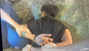 警方獲報趕抵,周男仍情緒失控、朝警方大聲咆哮,隨即被壓制逮捕,3名男子被帶回警局,訊後依傷害罪嫌函送法辦。(圖/翻攝畫面) ▲警方獲報趕抵,周男仍情緒失控、朝警方大聲咆哮,隨即被壓制逮捕,3名男子被帶回警局,訊後依傷害罪嫌函送法辦。(圖/翻攝畫面)