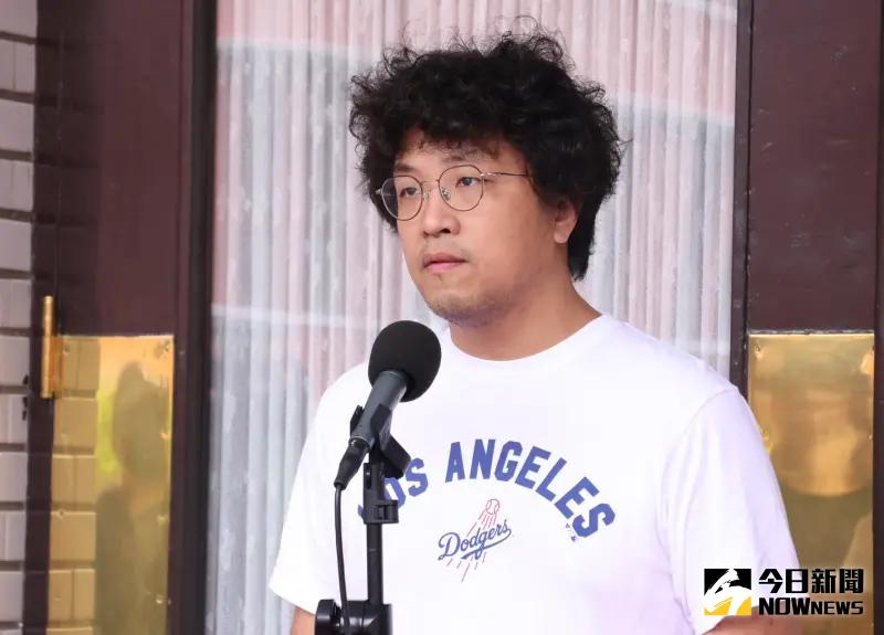 民進黨立委沈伯洋今日表示，中共一方面假意釋出善意，卻又威脅我國元首出訪，一切都是為了實施「留島不留人」的手段。（圖／記者朱永強攝）