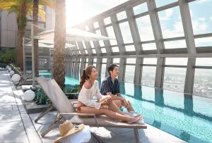 ▲板橋凱撒32樓有高空戶外泳池渡假情境是一大特色，推出每晚4,299元起入住豪華客房的優惠。（圖／凱撒飯店連鎖提供）