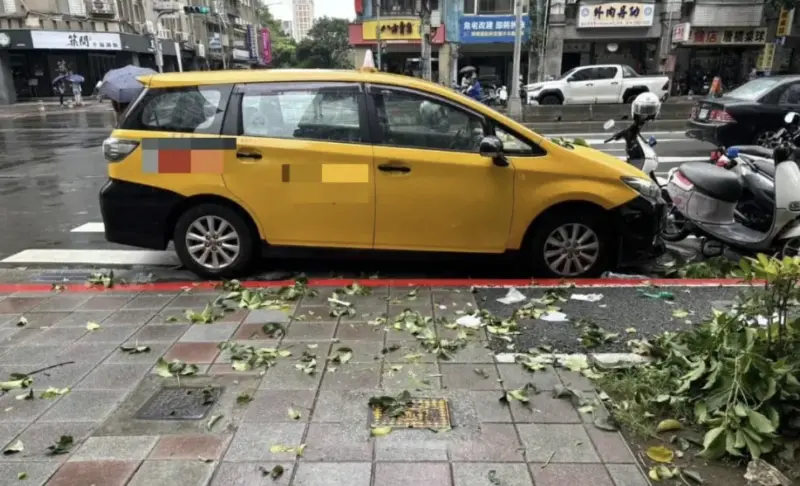 ▲北市松江路今（18）日驚傳墜樓意外，一名女子不明原因從高樓墜落，緊急送醫最終不治。（圖／翻攝記者爆料網）