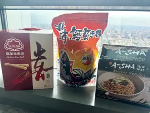 ▲好市多將台灣本土美食銷至海外，包括阿舍乾麵、北海鱈魚香絲、喜年來蛋捲都在美國好市多熱賣。（圖／記者鍾怡婷攝）