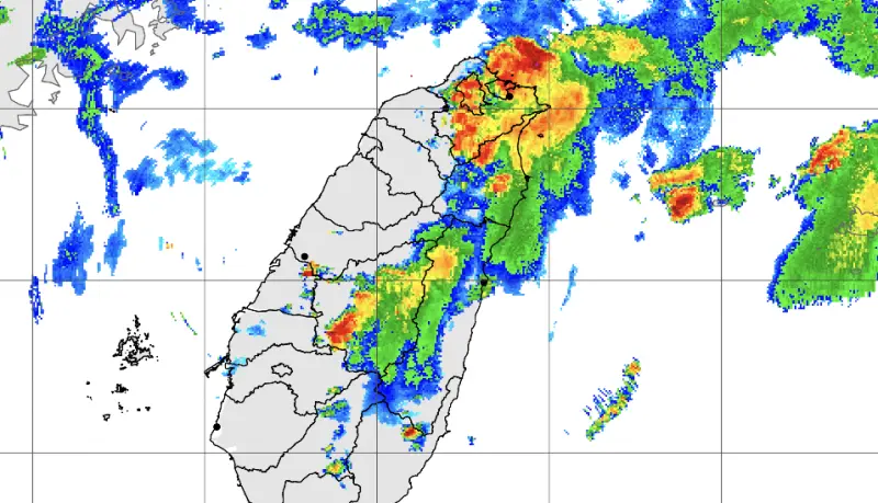 ▲午後對流發展旺盛，台北、新北、基隆都有大雷雨發生，基隆暖暖已出現前1小時60毫米的雨量。（圖／翻攝中央氣象署官網）