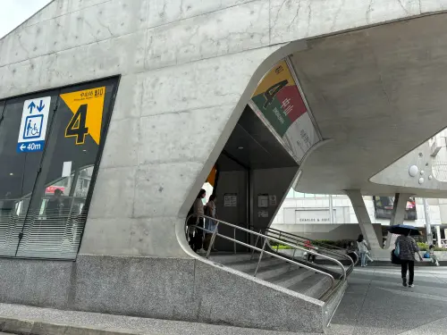 南西商圈又傳衝突！女瞪人還當街亮美工刀　進捷運中山站逃逸