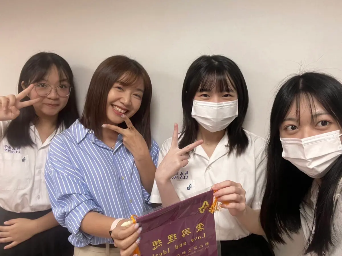 ▲新店高中學生羅又萱、黃珮媃、林珊儀、曾子恩、鄭安琦透過製作新聞專題報導的方式，深入探討兒少社工面臨的困境。（圖／作者提供）