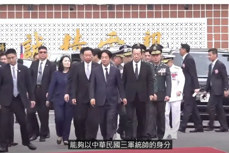 ▲總統賴清德辦公室主任陳羿伶(左三)站在國防部長與國安會秘書長身旁,引發爭議。(圖/翻攝總統府YT)