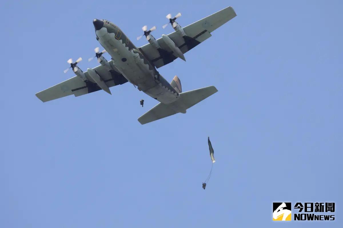 ▲陸軍特戰部隊高空滲透訓練，32名全副武裝學員分別從6500英尺及10000英尺的高空跳出。（圖／記者莊全成攝，2024.06.18）