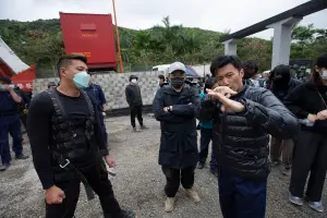 ▲動作鉅獻《海關戰線》 謝霆鋒設計出驚險動作場面 吊上七層樓高,在濕滑貨櫃親身上演驚險動作場面。(圖/華映娛樂提供) ▲動作鉅獻《海關戰線》 謝霆鋒設計出驚險動作場面 吊上七層樓高,在濕滑貨櫃親身上演驚險動作場面。(圖/華映娛樂提供)