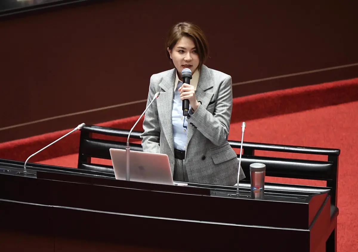 ▲陳菁徽聲帶水腫說話困難，用AI輔助質詢。（圖／陳明中攝，20240618）