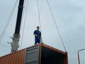 ▲動作鉅獻《海關戰線》 謝霆鋒設計出驚險動作場面 吊上七層樓高,在濕滑貨櫃親身上演驚險動作場面。(圖/華映娛樂提供) ▲動作鉅獻《海關戰線》 謝霆鋒設計出驚險動作場面 吊上七層樓高,在濕滑貨櫃親身上演驚險動作場面。(圖/華映娛樂提供)