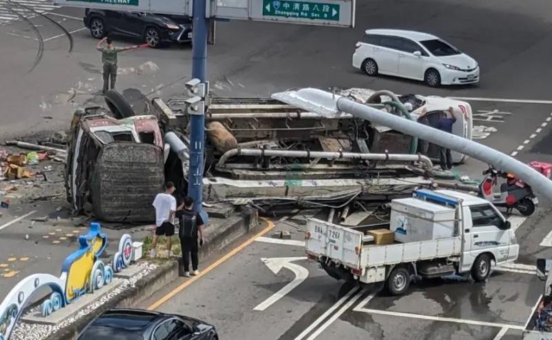 ▲水泥車疑煞車失靈發生車禍翻覆，波及另兩車還橫躺三個車道。（圖／台中市警局提供，2024.06.18）