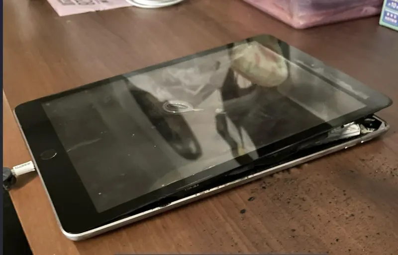 ▲有網友Po文表示，自家的iPad 5在充電狀態下，突然燒起來，濃煙瀰漫整個家中。（圖／翻攝Ptt）