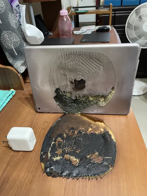 ▲有網友iPad 5在充電狀態下，突然燒起來，高溫甚至把桌面燒出黑炭，模樣相當驚人。（圖／翻攝Ptt）