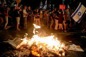 影／以色列民眾包圍納坦雅胡官邸！警方水柱伺候　抗議者中指回敬
