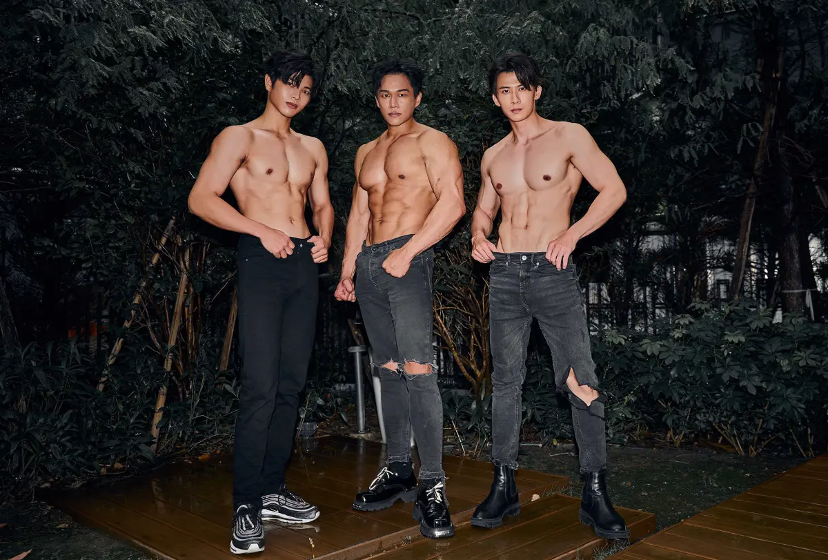 ▲猛男團「EROS」今日舉辦出道記者會，大秀42吋車頭燈，還不斷猛操肌肉笑說「大還要再大」，由左至右為Johnson、Howard及Rock。（圖／巨壬藝術提供）