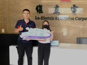 ▲大專青年岳柏峻(左)將於今年6月畢業，目前已獲維立電機公司延攬留用擔任設備工程師。(圖／勞動部高屏澎東分署提供)