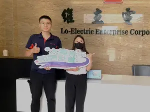 ▲大專青年岳柏峻(左)將於今年6月畢業,目前已獲維立電機公司延攬留用擔任設備工程師。(圖/勞動部高屏澎東分署提供) ▲大專青年岳柏峻(左)將於今年6月畢業,目前已獲維立電機公司延攬留用擔任設備工程師。(圖/勞動部高屏澎東分署提供)