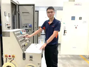 ▲大專青年岳柏峻在維立電機公司接受工作崗位訓練,為未來就業鋪路。(圖/勞動部高屏澎東分署提供) ▲大專青年岳柏峻在維立電機公司接受工作崗位訓練,為未來就業鋪路。(圖/勞動部高屏澎東分署提供)