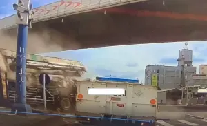 驚險!水泥車長下坡疑煞車失靈 翻轉一圈半撞噴轎車、重機釀5傷 ▲水泥車從左方不斷翻滾逼近,停等紅燈的貨車驚險往後退。(圖/民眾提供,2024.06.18)