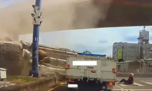 驚險!水泥車長下坡疑煞車失靈 翻轉一圈半撞噴轎車、重機釀5傷 ▲停在小貨車前方的重機遭水泥車波及,騎士(右)棄車逃命,驚險一瞬間跌坐在地。(圖/民眾提供,2024.06.18)