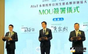▲台灣港務公司高雄港務分公司總經理王錦榮(右)、高雄市政府經濟發展局局長廖泰翔(中)、思科科技公司台灣總經理林岳田(左)共同簽署合作備忘錄。(圖/記者黃守作攝,2024.06.18) ▲台灣港務公司高雄港務分公司總經理王錦榮(右)、高雄市政府經濟發展局局長廖泰翔(中)、思科科技公司台灣總經理林岳田(左)共同簽署合作備忘錄。(圖/記者黃守作攝,2024.06.18)