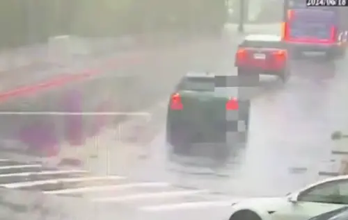 藝人王柏傑涉嫌酒駕發生車禍,警方依酒駕公共危險現行犯,將他移送士林地檢偵辦。(圖/翻攝畫面) ▲藝人王柏傑涉嫌酒駕發生車禍,警方依酒駕公共危險現行犯,將他移送士林地檢偵辦。(圖/翻攝畫面)