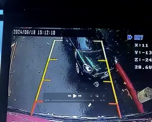▲王柏傑疑似未注意車前情況,不慎撞上遊覽車車尾。(圖/翻攝畫面) ▲王柏傑疑似未注意車前情況,不慎撞上遊覽車車尾。(圖/翻攝畫面)
