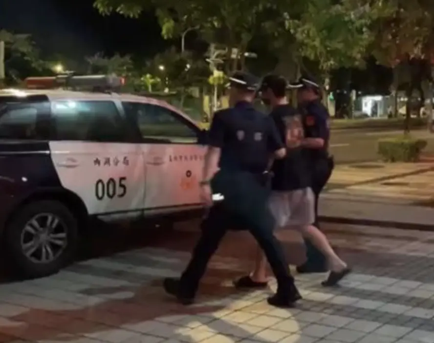 ▲男星王柏傑今（18）日下午3點半發生酒駕事故，在內湖區金莊路129號前與遊覽車發生擦撞。（圖／翻攝畫面）