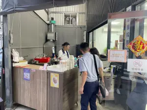 ▲牛逼牛肉湯是開放式廚房,顧客都可以看到老闆備料以及烹飪的過程。(圖/記者張嘉哲攝) ▲牛逼牛肉湯是開放式廚房,顧客都可以看到老闆備料以及烹飪的過程。(圖/記者張嘉哲攝)
