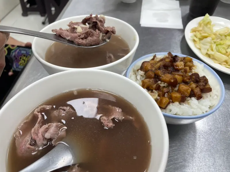 ▲台南一間名為「牛逼牛肉湯」的店家，最近被內行在地人討論，指出水準超高，完全不輸給名店。（圖/記者張嘉哲攝）