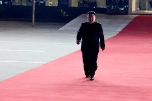 ▲北韓盛大歡迎俄羅斯總統蒲亭到來，北韓領導人金正恩徹夜未眠親自在機場迎接。（圖／美聯社／達志影像）