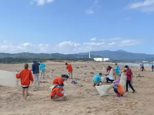 ▲福容福隆店推出「地球保衛讚」住房專案，更邀請企業一起到福隆沙灘淨灘，在活動結束後體驗全台唯一海洋溫泉。（圖／福容飯店提供）