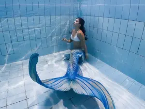 雲品溫泉酒店週六加碼推出「美人魚劇場」,在雲品即可觀賞到人魚表演者在水中曼妙的舞動。(圖/雲朗觀光集團提供) ▲雲品溫泉酒店週六加碼推出「美人魚劇場」,在雲品即可觀賞到人魚表演者在水中曼妙的舞動。(圖/雲朗觀光集團提供)