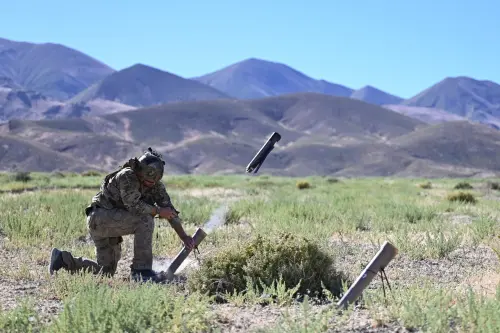 ▲圖為美國海軍人員試射外號「彈簧刀」(Switchblade)的小型無人機。(圖:美國國防部)