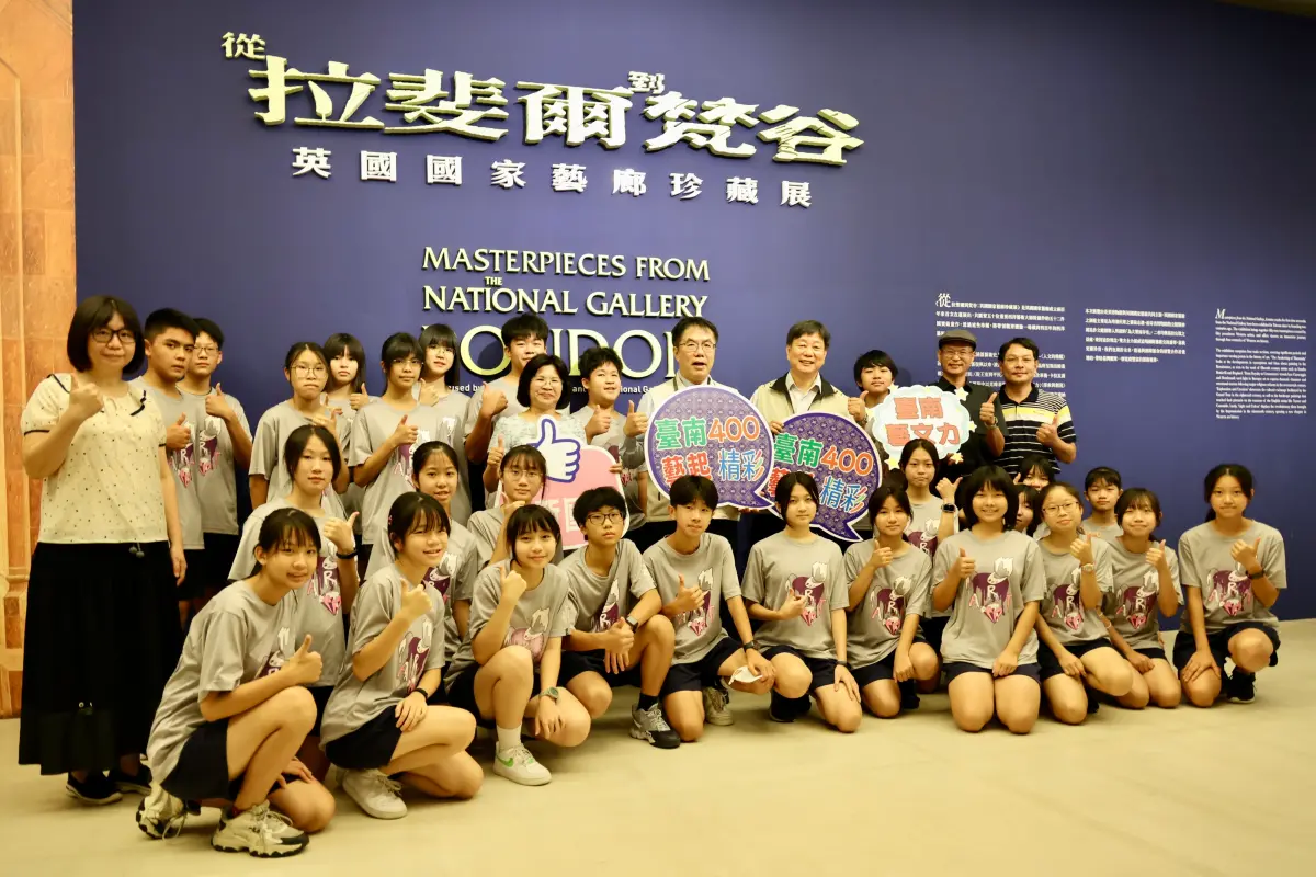▲黃偉哲別前往奇美博物館《從拉斐爾到梵谷：英國國家藝廊珍藏展》現場與南新國中39名師生一起領略西洋藝術史之美。(圖／台南市政府提供)