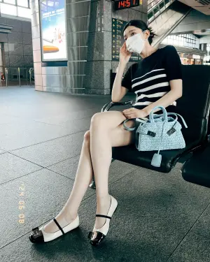 ▲郭雪芙穿淑女裝，疑似在烏日高鐵站等車。（圖／郭雪芙臉書）