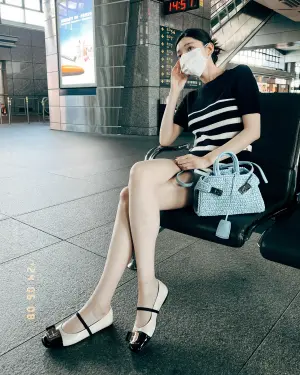 ▲郭雪芙穿淑女裝,疑似在烏日高鐵站等車。(圖/郭雪芙臉書) ▲郭雪芙穿淑女裝,疑似在烏日高鐵站等車。(圖/郭雪芙臉書)