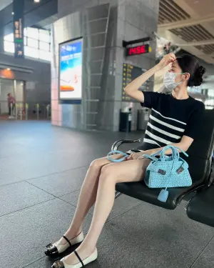 ▲郭雪芙穿淑女裝，疑似在烏日高鐵站等車。（圖／郭雪芙臉書）