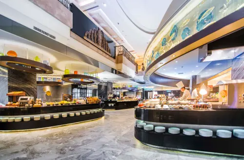 漢來海港餐廳號稱海鮮品項豐富度為全台之最,包含3種蟹蟳類、8-10種生魚片等。(圖/漢來美食提供) ▲漢來海港自助餐廳今年3全台7間分店調漲價格,餐費調升30~100元不等,最大漲幅約14%。(圖/漢來美食提供)