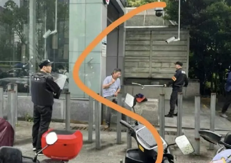 ▲嫌犯犯案後，在站外與保全人員對峙。（圖／翻攝微博）