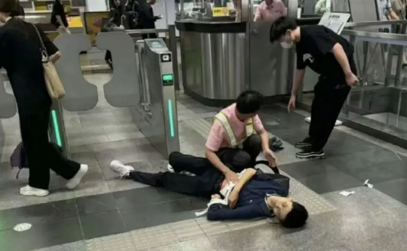 ▲上海地鐵今（19）早驚傳發生持刀砍人案，造成3人受傷，嫌犯當場被獲報趕到現場的警方逮捕，至於詳細案情仍待進一步調查釐清。圖為一位倒地的傷者。（圖／翻攝微博）