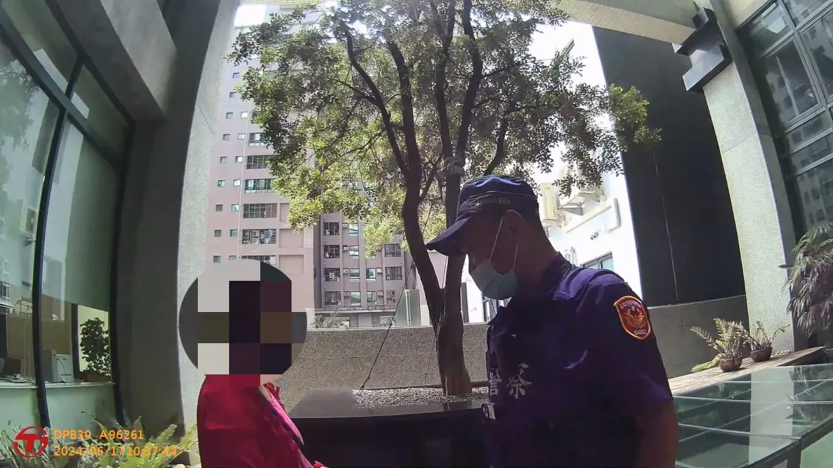 ▲杜婦遭詐騙，警方獲報到場處理，杜婦還說曾到廟裡向媽祖請示，所幸在行員與警方耐心勸說，才喚醒婦人的理智，保住了血汗錢。(圖／記者郭凱杰翻攝)
